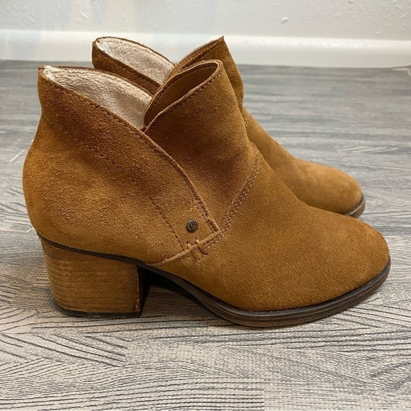 BEARPAW Onyx Suede Block Heel Ankle Boots - Picture 13 of 14